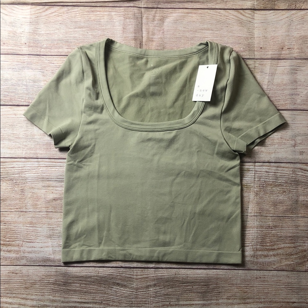 NWT Sage Greenβ Women's Seamless Crop Top